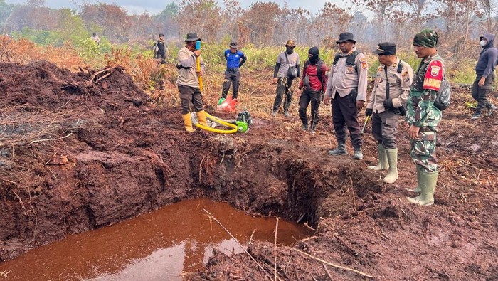 Hari Keenam Pendinginan Karhutla di Tanjung Peranap, 10 Embung Dibangun untuk Dukung Pasokan Air